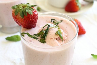 Молочный коктейль с клубникой и базиликом