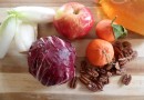 Салат из красного салатного цикория  с орехами,  яблоками и  мандаринами