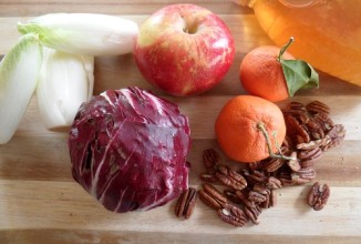 Салат из красного салатного цикория  с орехами,  яблоками и  мандаринами