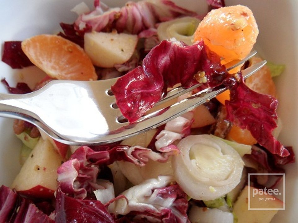 Салат из красного салатного цикория  с орехами,  яблоками и  мандаринами - Шаг 8