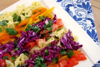 Салат из макарон с заправкой из меда и кинзы