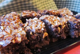 Шоколадные пирожные с карамелью и солеными крендельками