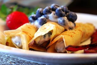 Блины со сливочно-черничной начинкой