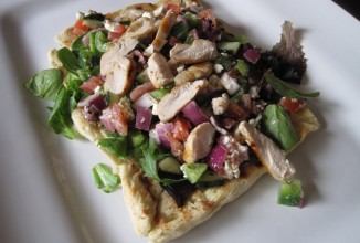 Пицца с овощным салатом по-гречески