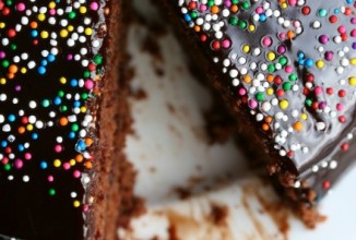 Шоколадный торт с глазурью