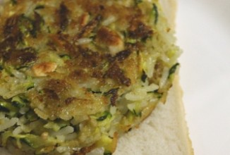 Кабачковые оладьи с рисом и песто