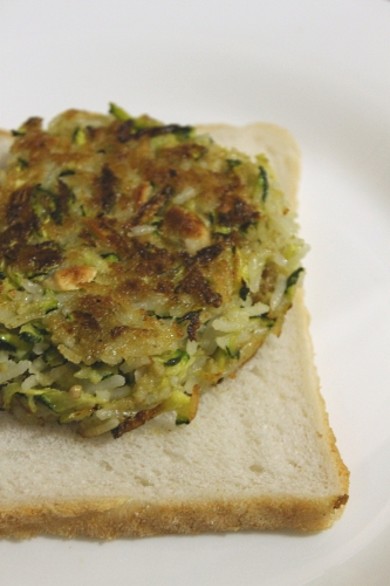 Кабачковые оладьи с рисом и песто