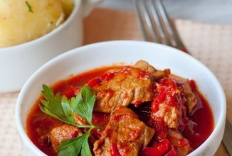 Тушенная свинина  со сладким перцем