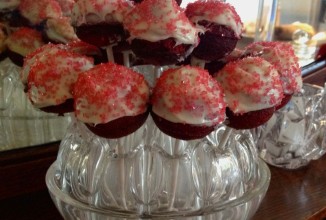 Красные мини-пирожные брауни