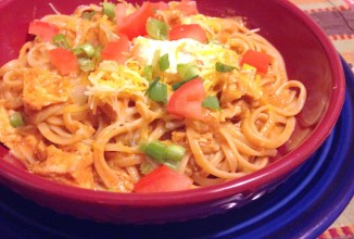 Курица с пастой и соусом энчилада