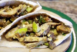 Курица в карри с яблоками в лаваше