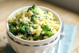 Паста с брокколи и зеленым горошком