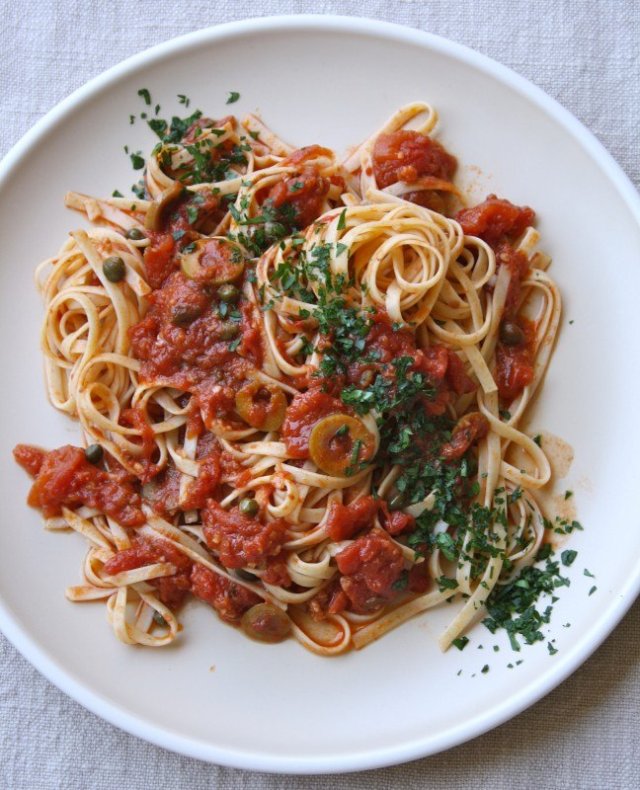 Спагетти с соусом а ля путанеска
