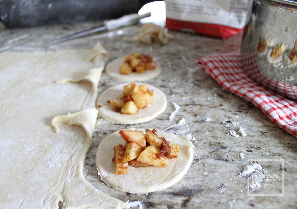 Пирожки с яблоками - Шаг 8