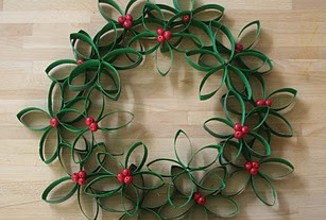 Венок из туб от туалетной бумаги