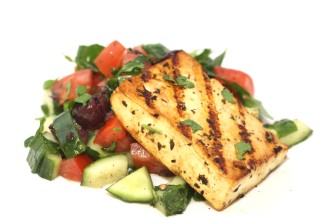 Обжаренный тофу со средиземноморским салатом