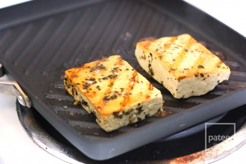 Обжаренный тофу со средиземноморским салатом - Шаг 7