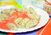 Ленивые вареники с маком и ягодным соусом