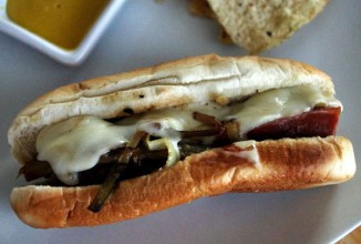 Хотдоги с копчеными колбасками, карамельным луком и фенхелем