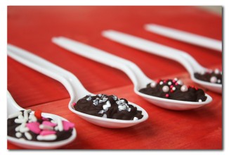 Шоколадные конфеты в ложках