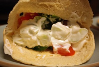 Бутерброды с фалафелью и соусом дзадзики