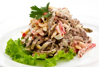 Салат с говяжьим языком и болгарским перцем