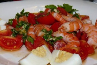 Салат с креветками и помидорами