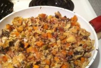 Яичница с беконом, сладким картофелем и яблоком