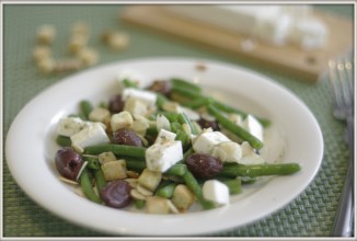 Салат с зеленой фасолью и сыром фета