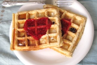 Вафли с малиновой глазурью