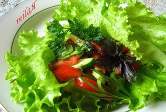 Салат с авокадо, помидорами и огурцами