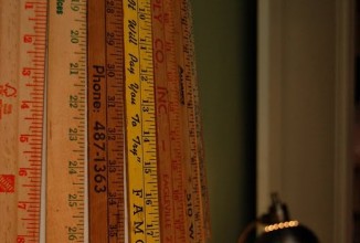 Абажур из деревянных линеек