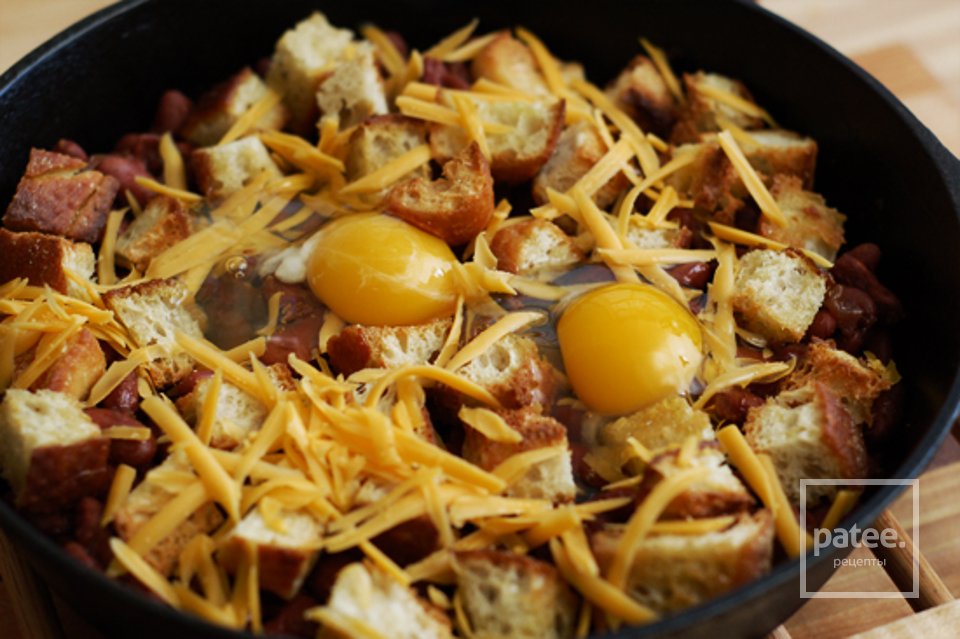 Фасоль с яичницей и сухариками - Шаг 13