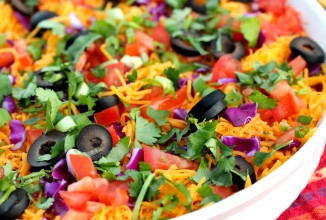 Салат с фасолью, нутом и овощами