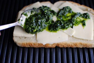 Бутерброд с песто из свежих трав - приготовление