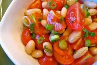 Салат из фасоли и помидоров