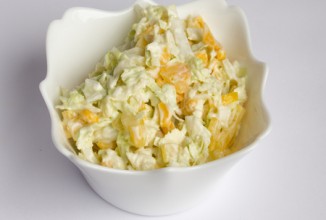 Салат капустный с кукурузой и яблоком