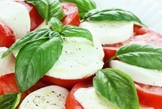 Салат из помидоров с сыром