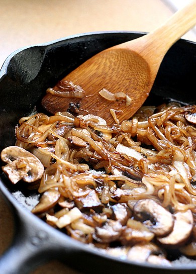 Бутерброд с грибами и расплавленным сыром - Шаг 1