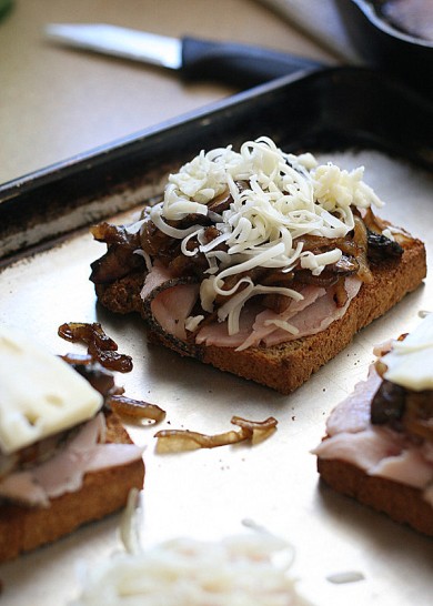 Бутерброд с грибами и расплавленным сыром - Шаг 2