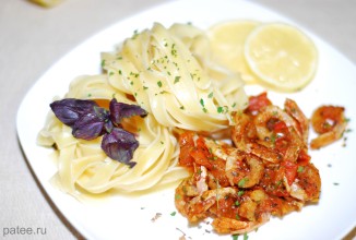 Креветки в томатном соусе с базиликом