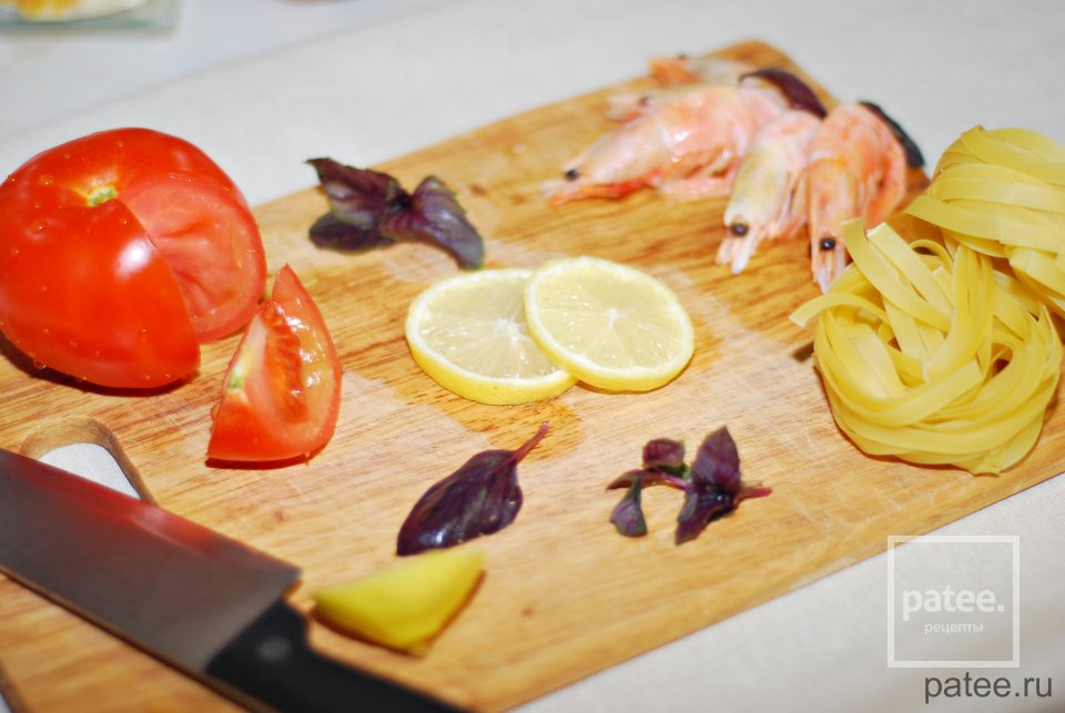 Креветки в томатном соусе с базиликом - Шаг 1