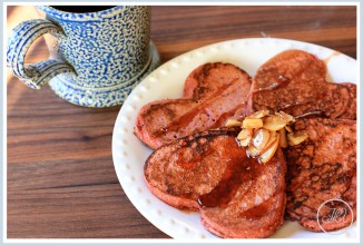 Малиновые блины с ликером и миндальным сиропом