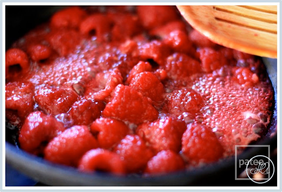 Малиновые блины с ликером и миндальным сиропом - Шаг 1