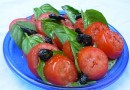 Салат из помидоров с базиликом