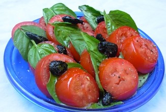 Салат из помидоров с базиликом