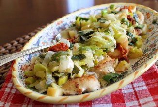 Жареная курица с пореем, яблоками и помидорами