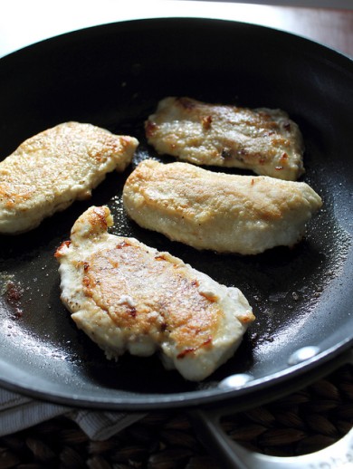 Жареная курица с пореем, яблоками и помидорами - Шаг 5