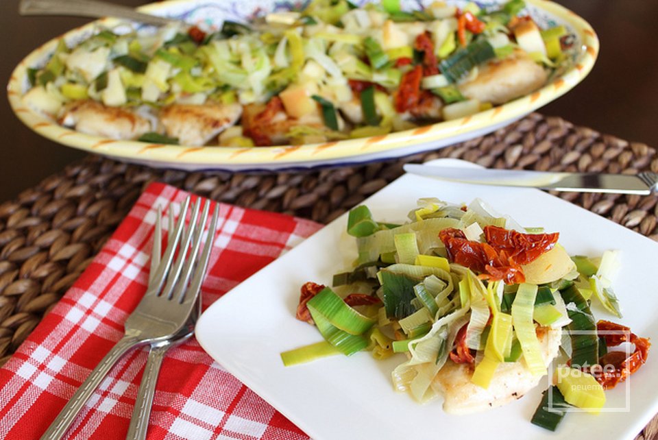 Жареная курица с пореем, яблоками и помидорами - Шаг 11