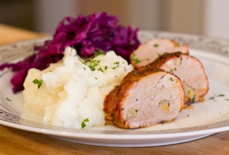 Свинина с тушеной капустой и картофельным пюре